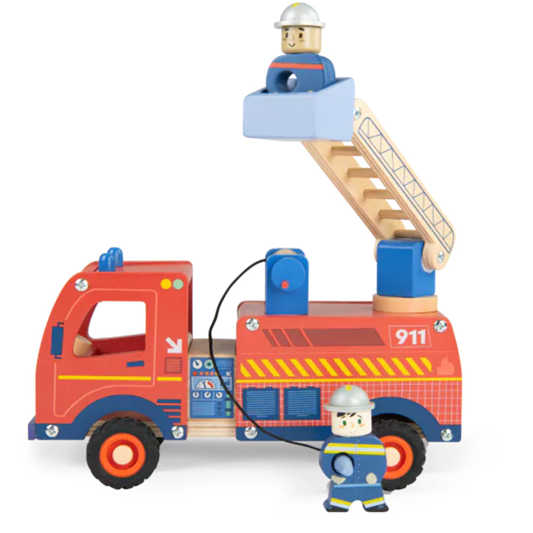 Moulin Roty houten brandweerwagen met uitgeschoven ladder en twee brandweermanfiguren.