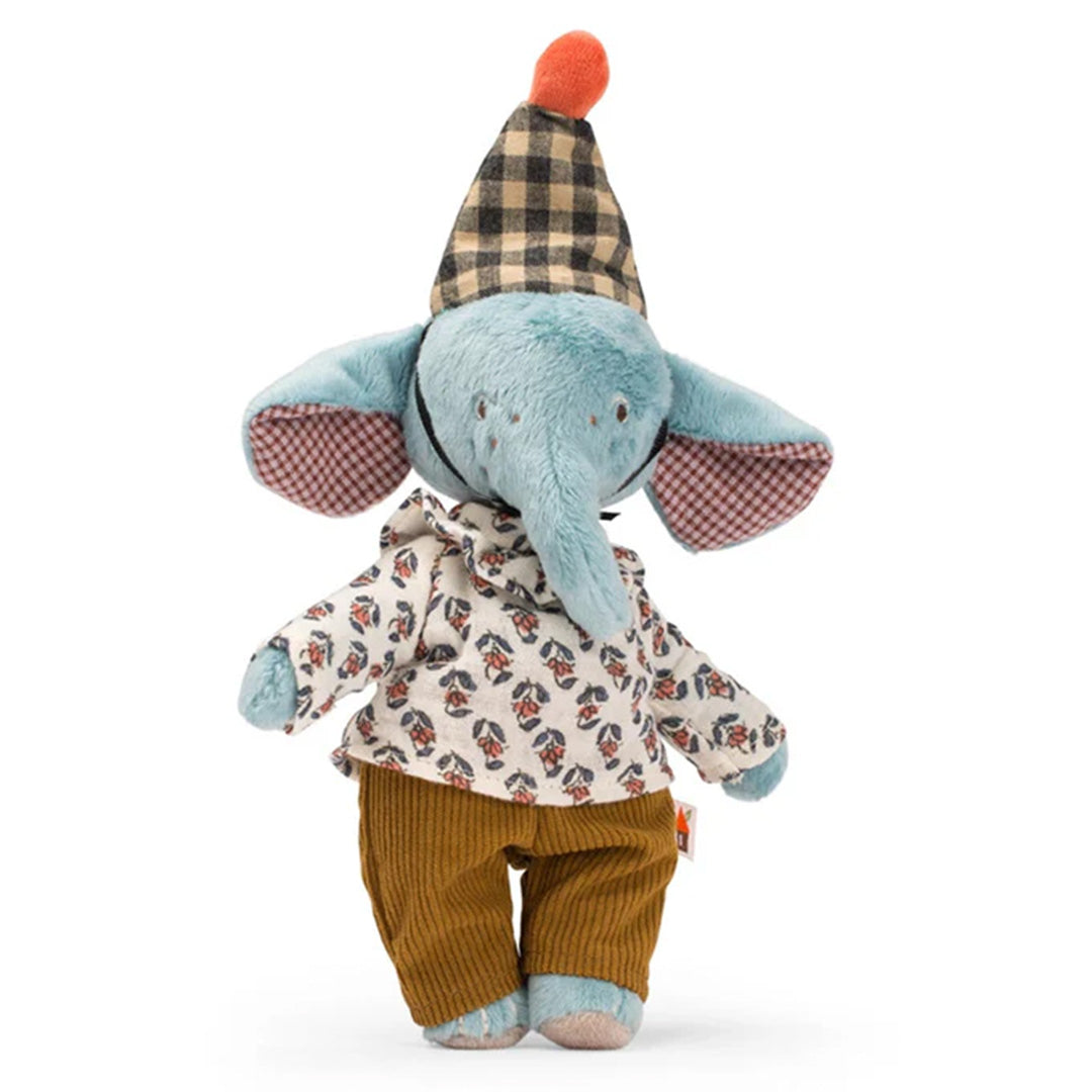 Moulin Roty knuffelolifant Pablo, een blauw pluchen speelgoedfiguur met geruite muts en gebloemd shirt.