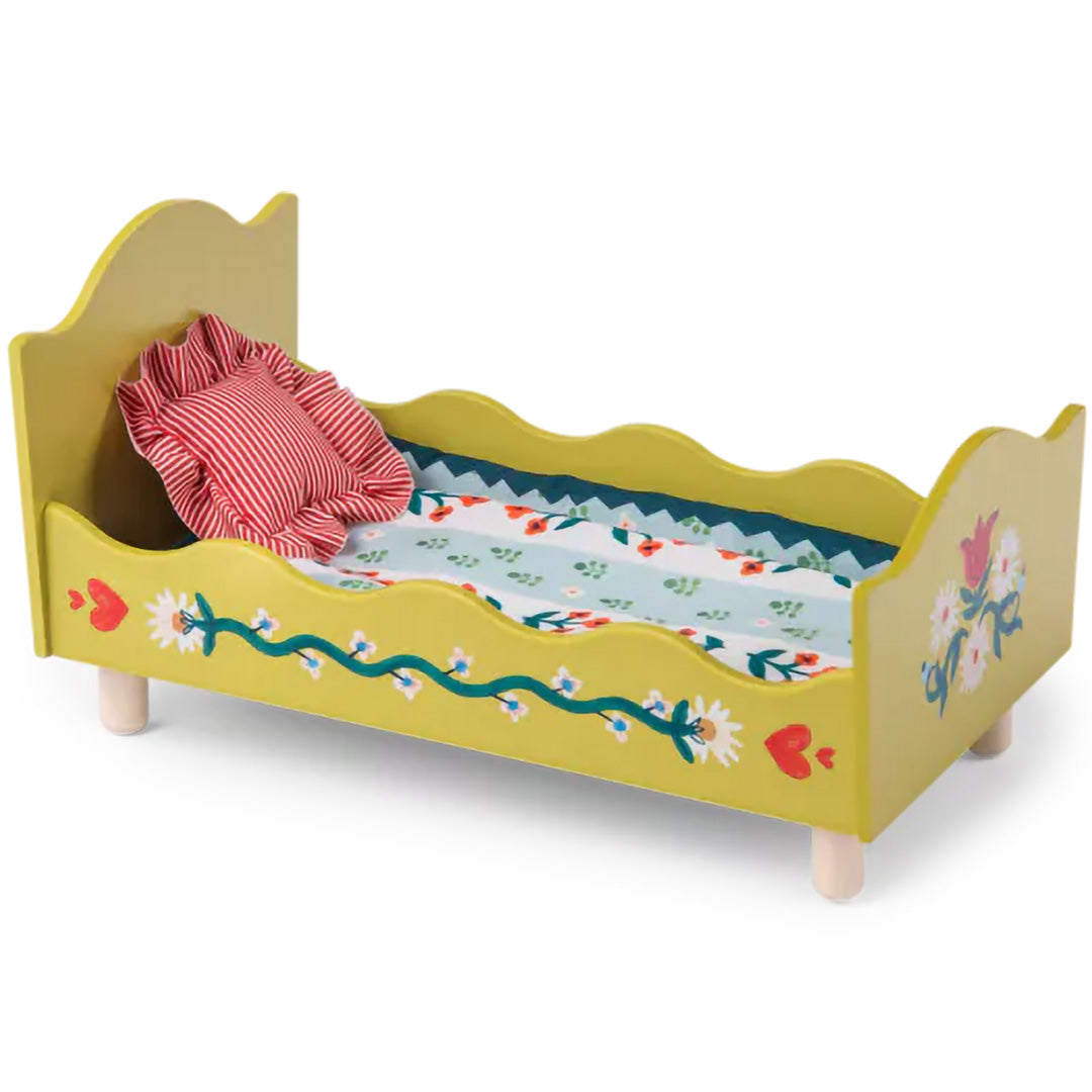 Moulin Roty geel houten poppenbed met gebloemd dekentje en gestreept kussen.