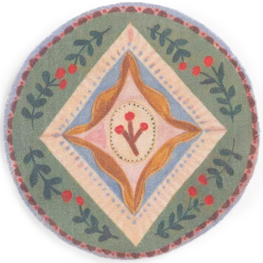 Rond groen vloerkleed voor poppen met bladeren en bessenpatroon.