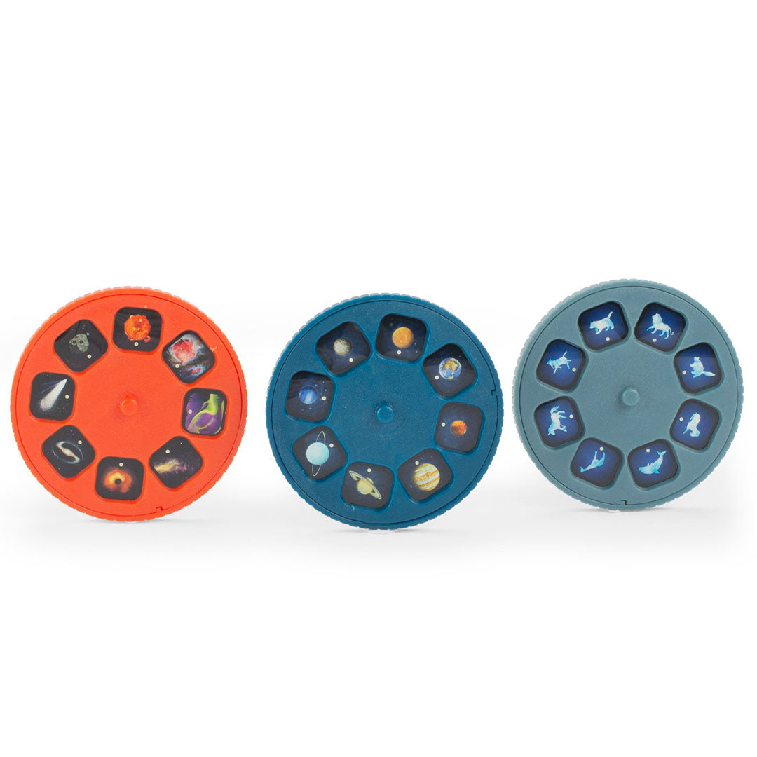 Drie projectieschijven in oranje, donkerblauw en lichtblauw met afbeeldingen van planeten, sterren en sterrenbeelden.