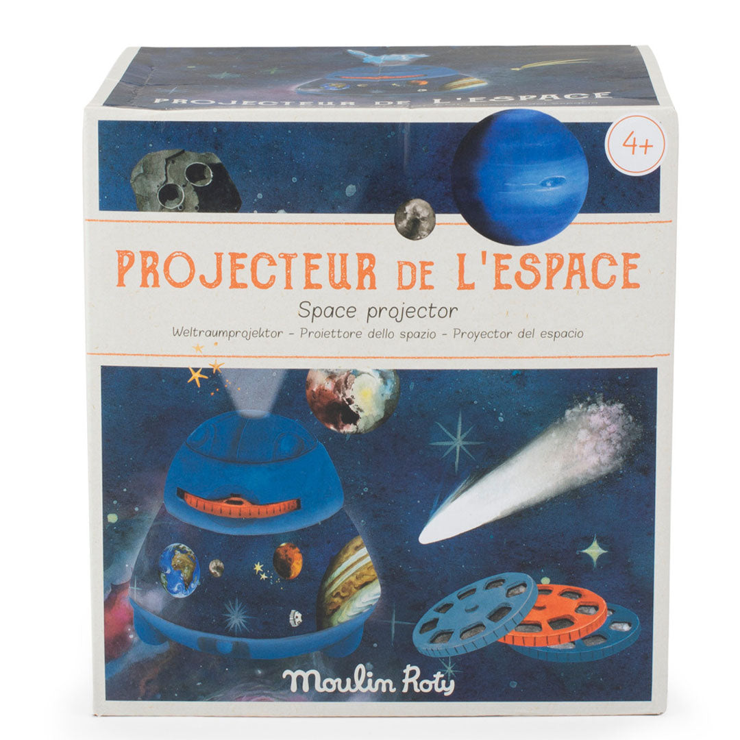 De verpakking van de Moulin Roty ruimteprojector met afbeeldingen van planeten en de projector zelf.