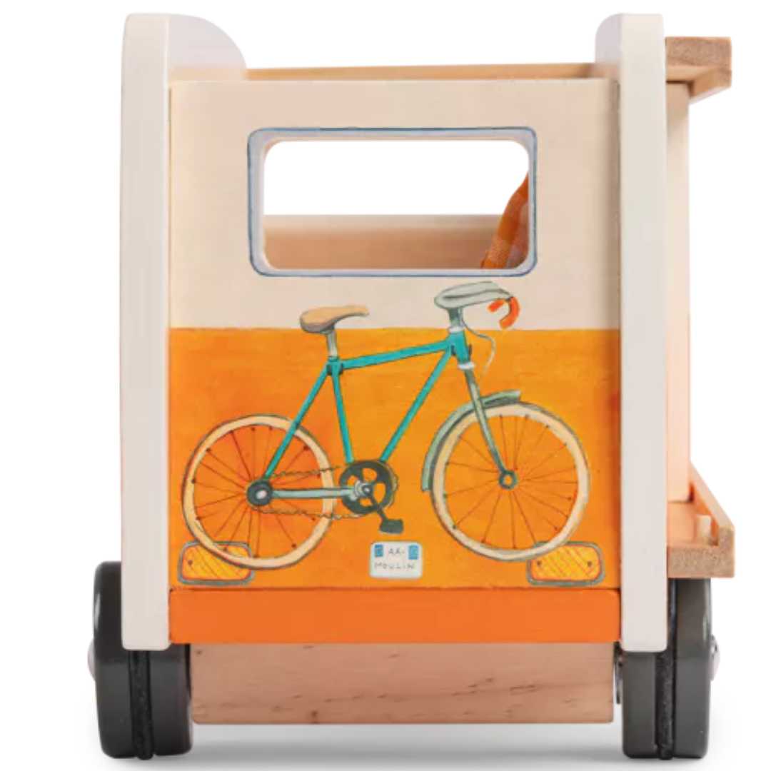 Achterkant van de Moulin Roty houten speelgoedcamper met een fietsillustratie.
