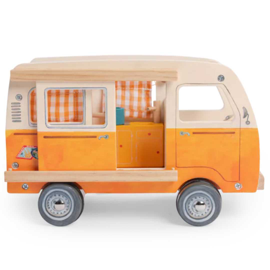 Moulin Roty houten speelgoedcamper in oranje en crème met geopende zijdeur.