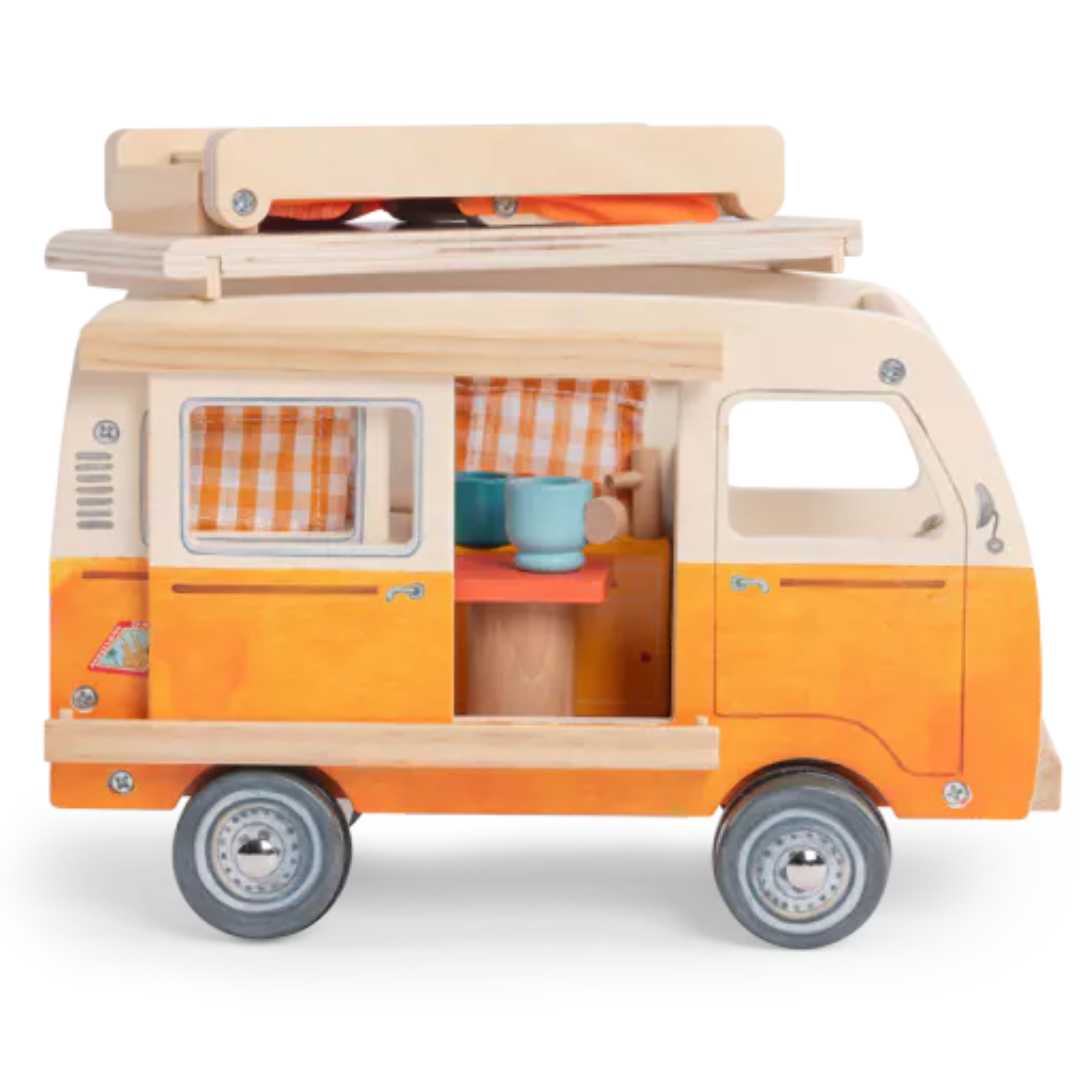 Moulin Roty houten speelgoedcamper in oranje en crème met een bagagerek op het dak.
