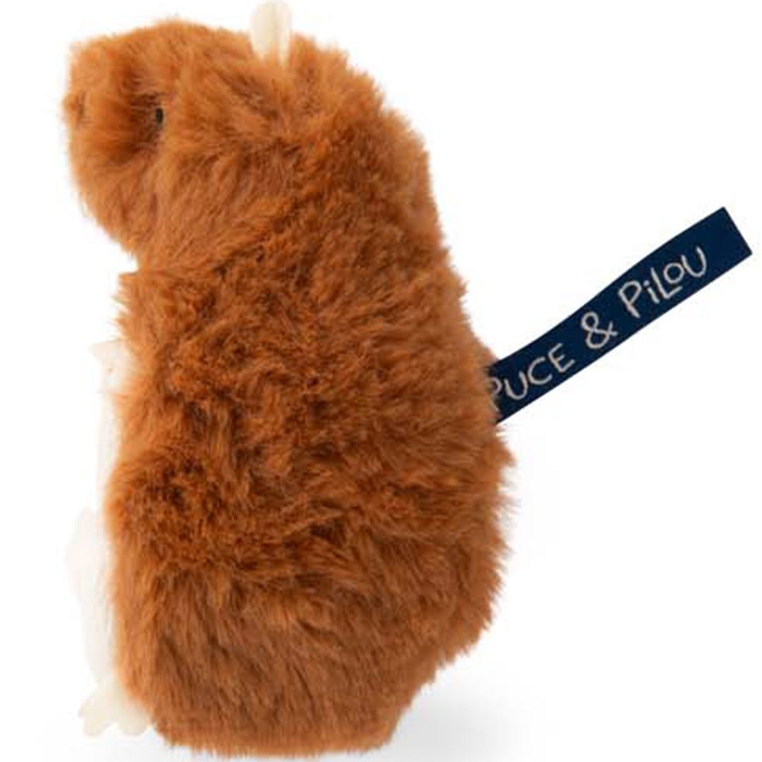 Moulin Roty pluchen hamster knuffel van de zijkant met een blauw label.