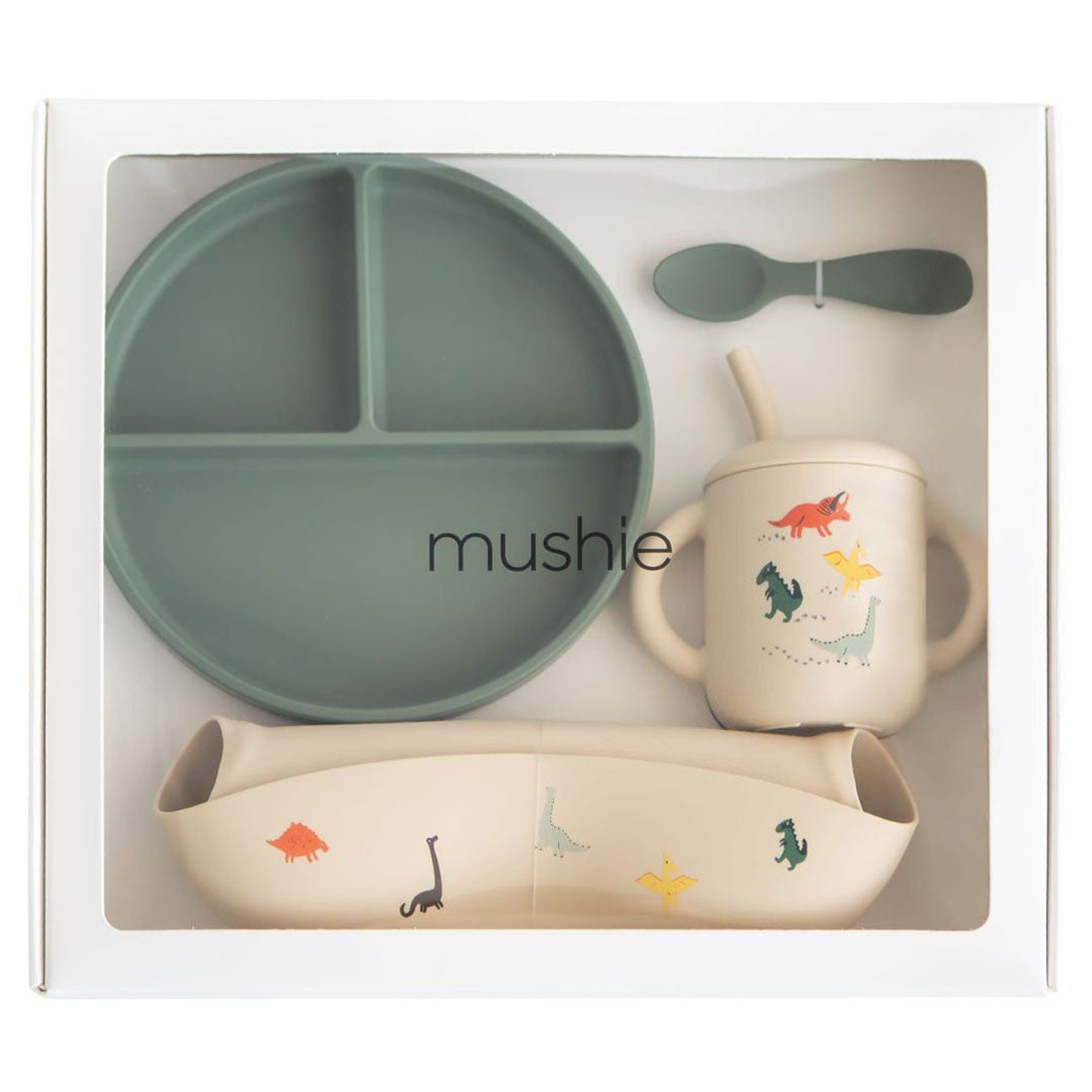Mushie siliconen voedingsset voor baby's met dinopatroon in een witte geschenkverpakking.