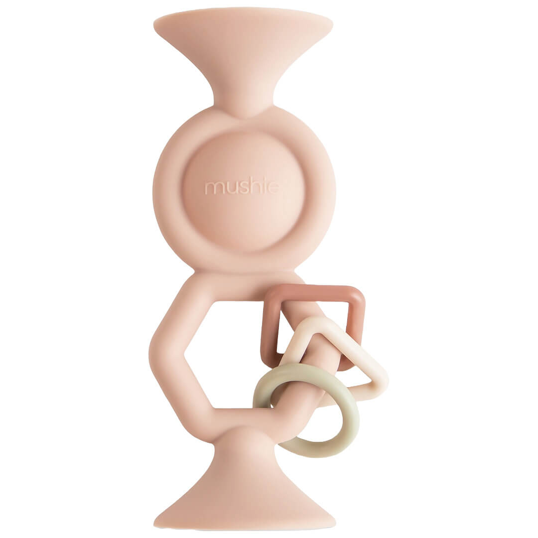 Mushie activiteitenspeeltje met zuignap in blush roze met drie gekleurde ringen.
