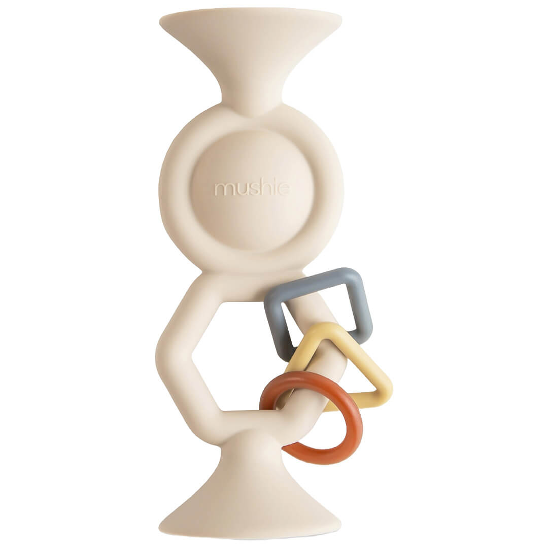 Mushie babyspeelgoed activiteitenspeeltje met zuignap in beige met gekleurde ringen.