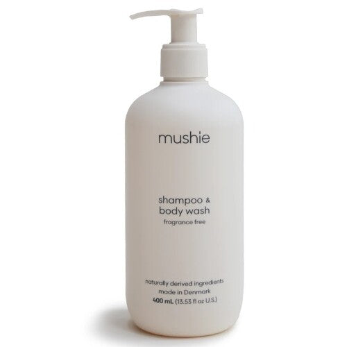 Mushie babyshampoo en -douchegel in een witte pompfles.
