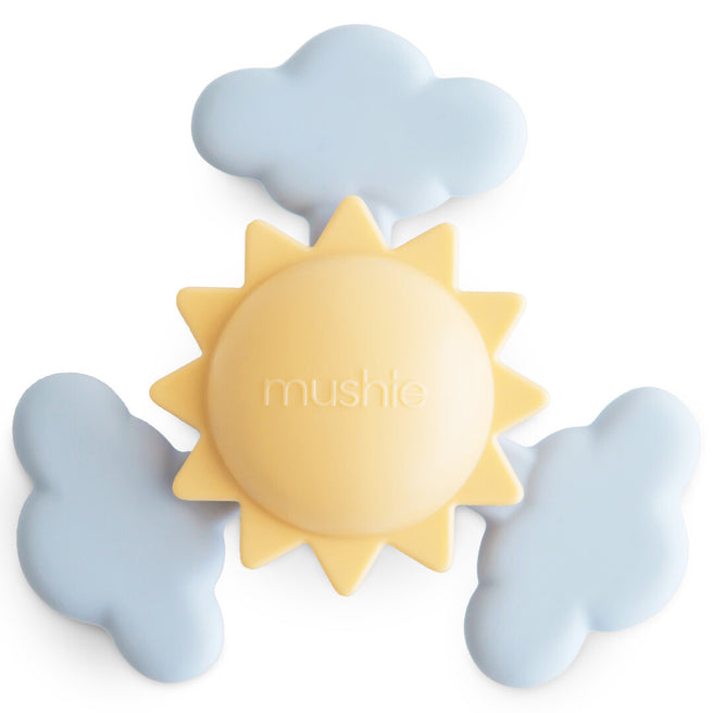 Mushie babyspeelgoed spinner met zuignap in de vorm van een gele zon met drie lichtblauwe wolken.