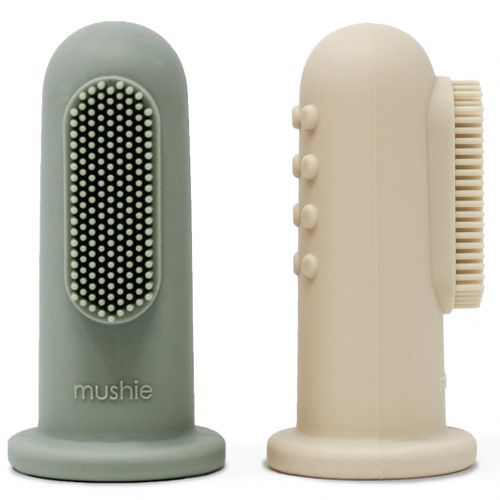 Twee Mushie siliconen babytandenborstels in grijsgroen en beige, staand naast elkaar.