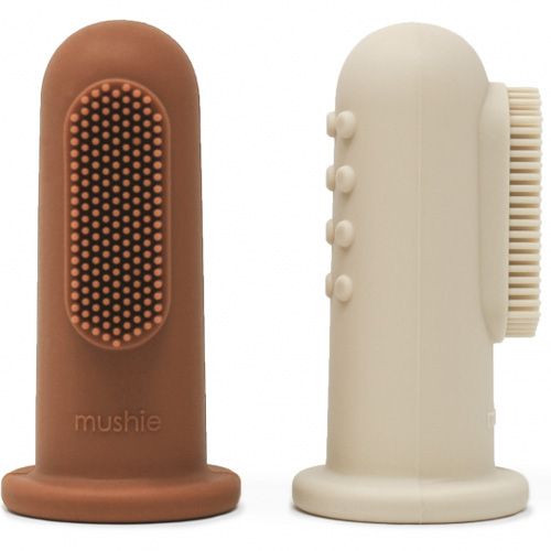 Twee mushie siliconen babytandenborstels in de kleuren zand en klei.