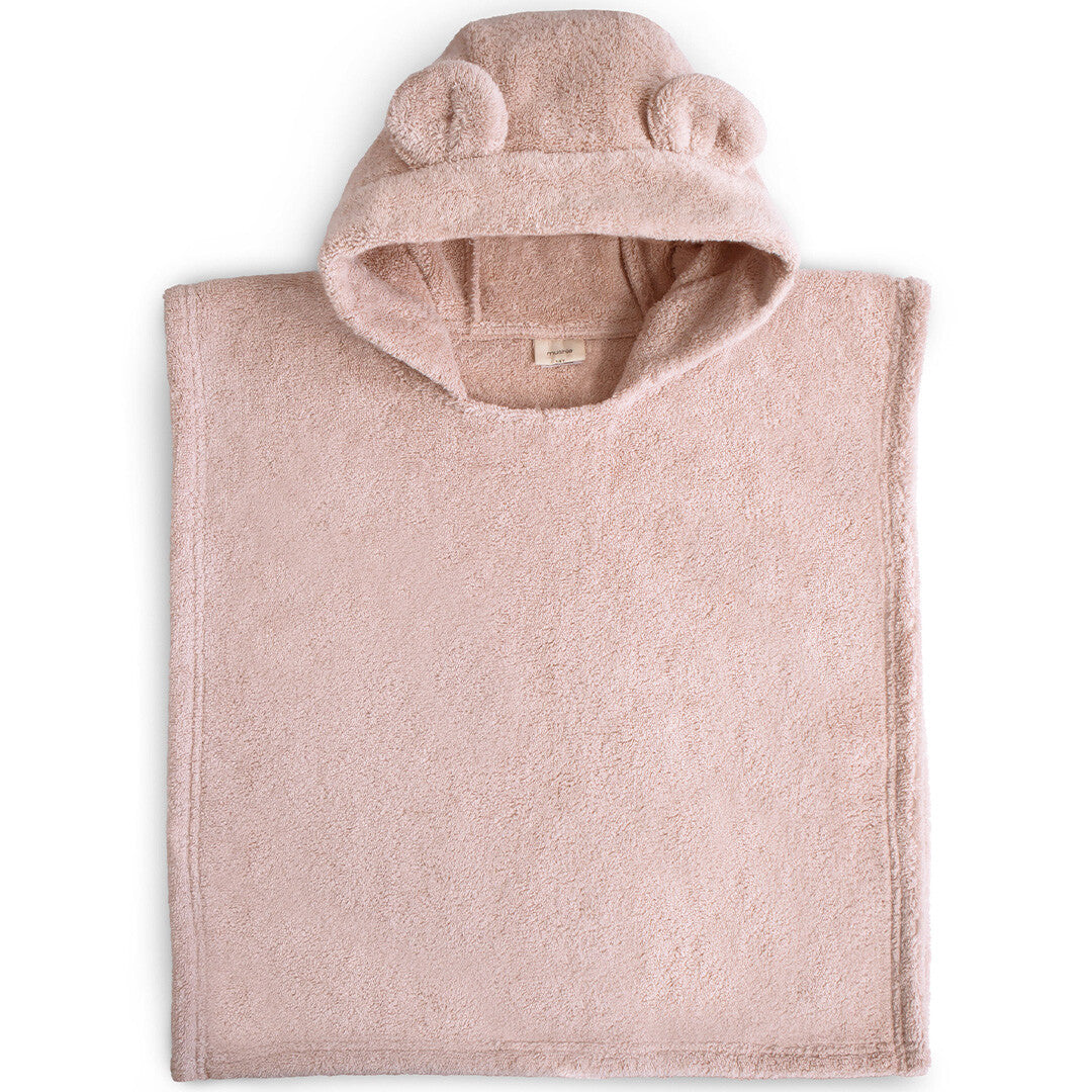 mushie blush roze badponcho voor baby's en peuters met berenoren, plat gelegd.