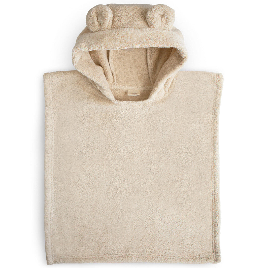 Mushie beige baby badponcho met berenoortjes, plat op een witte achtergrond.