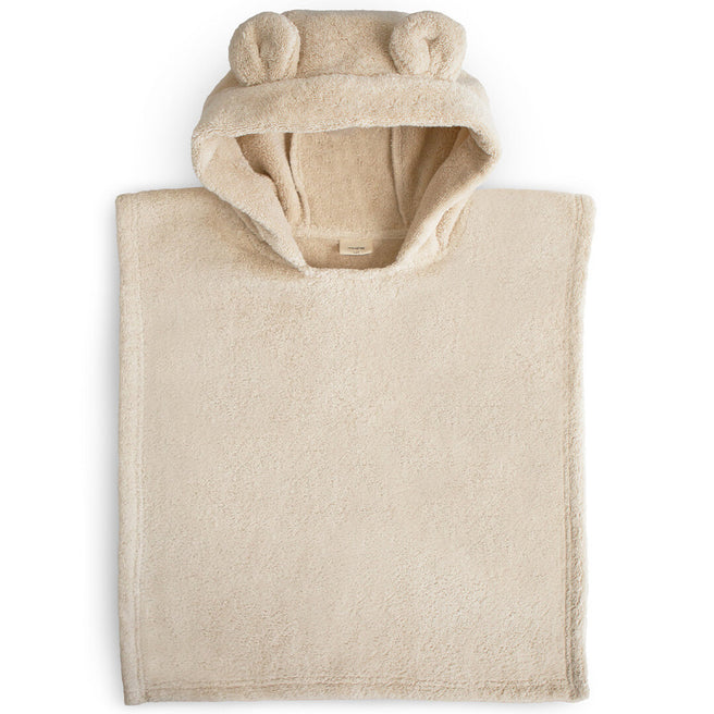 Mushie beige baby badponcho met berenoortjes, plat op een witte achtergrond.