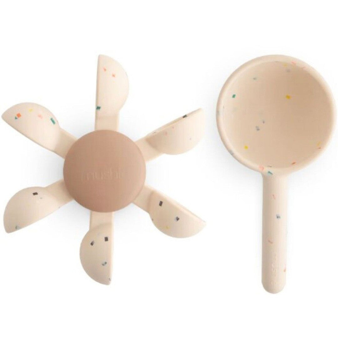 Mushie badspeelgoed waterwiel en schepje in beige met kleurrijke spikkels.