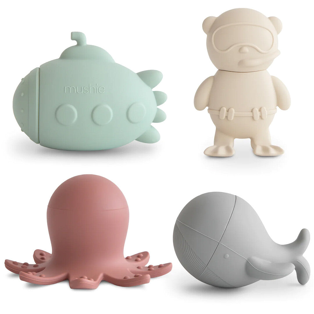 Vier mushie badspeeltjes voor baby's, waaronder een mintgroene onderzeeër, beige beer, roze octopus en grijze walvis.