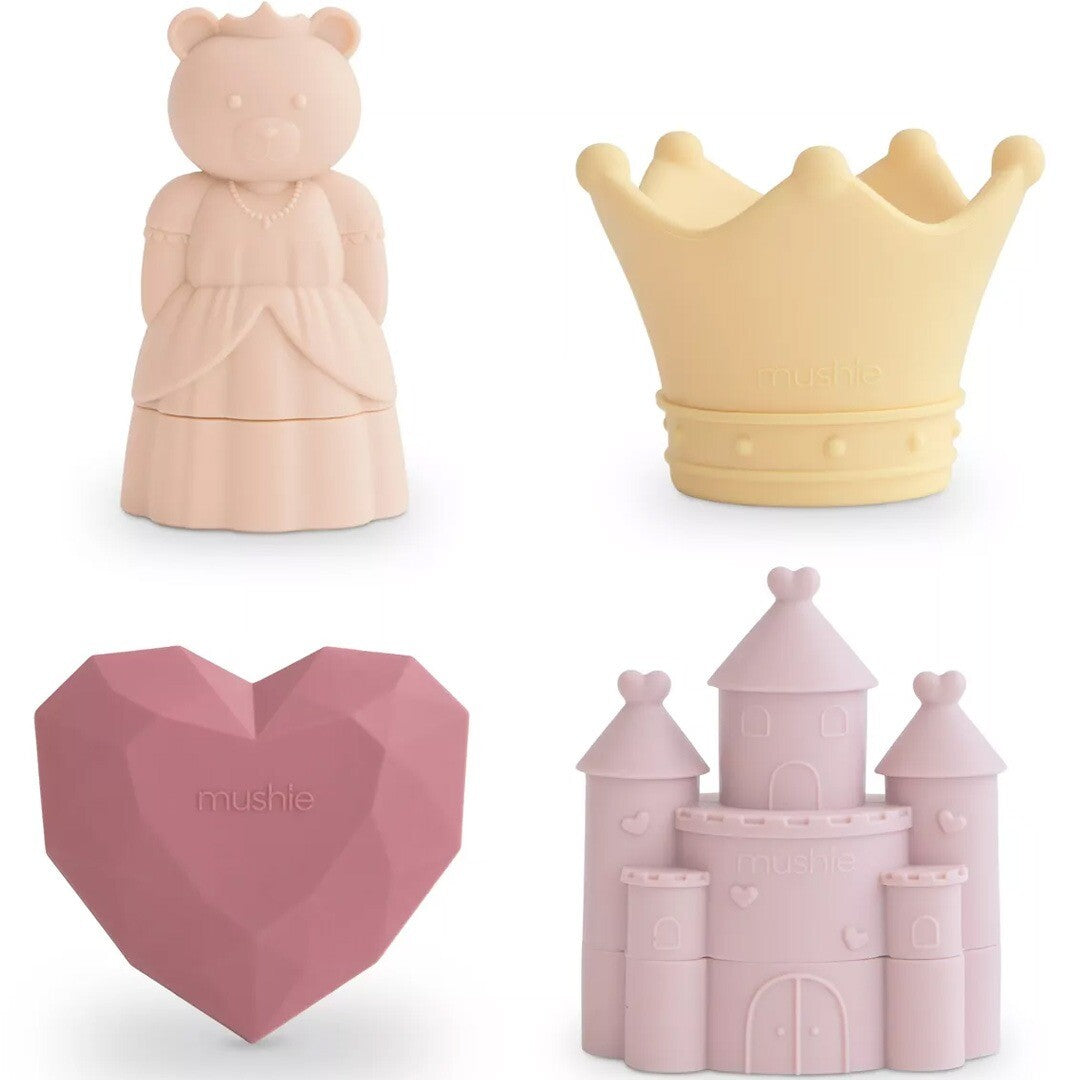 Vier Mushie siliconen badspeeltjes: een prinsesbeer, kroon, hart en kasteel.