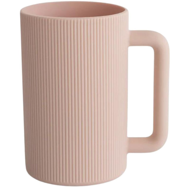 Mushie blush badspoelbeker met verticale ribbels op een witte achtergrond.