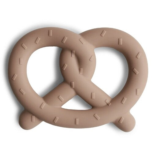 Mushie siliconen bijtring in de vorm van een beige pretzel.