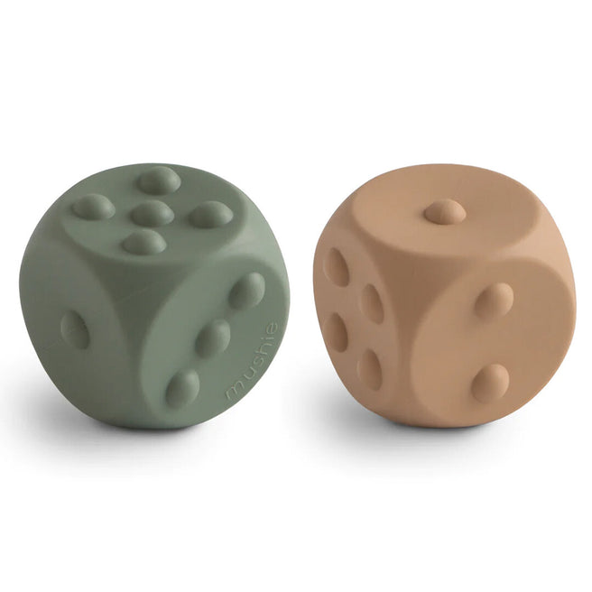Twee mushie siliconen bijtspeelgoed dobbelstenen in groen en lichtbruin op een witte achtergrond.