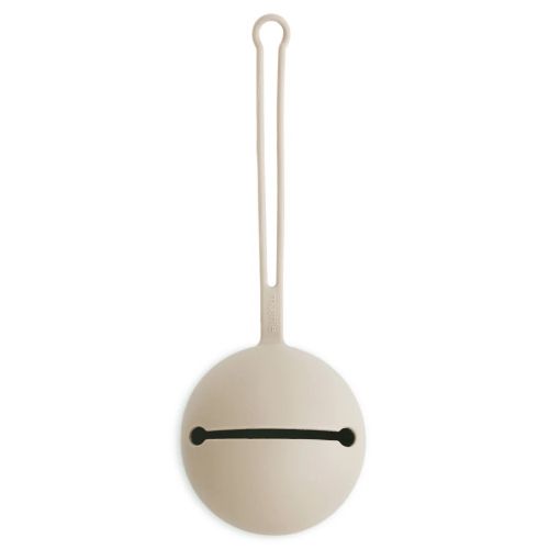 Mushie fopspeendoosje in beige met ophanglus.