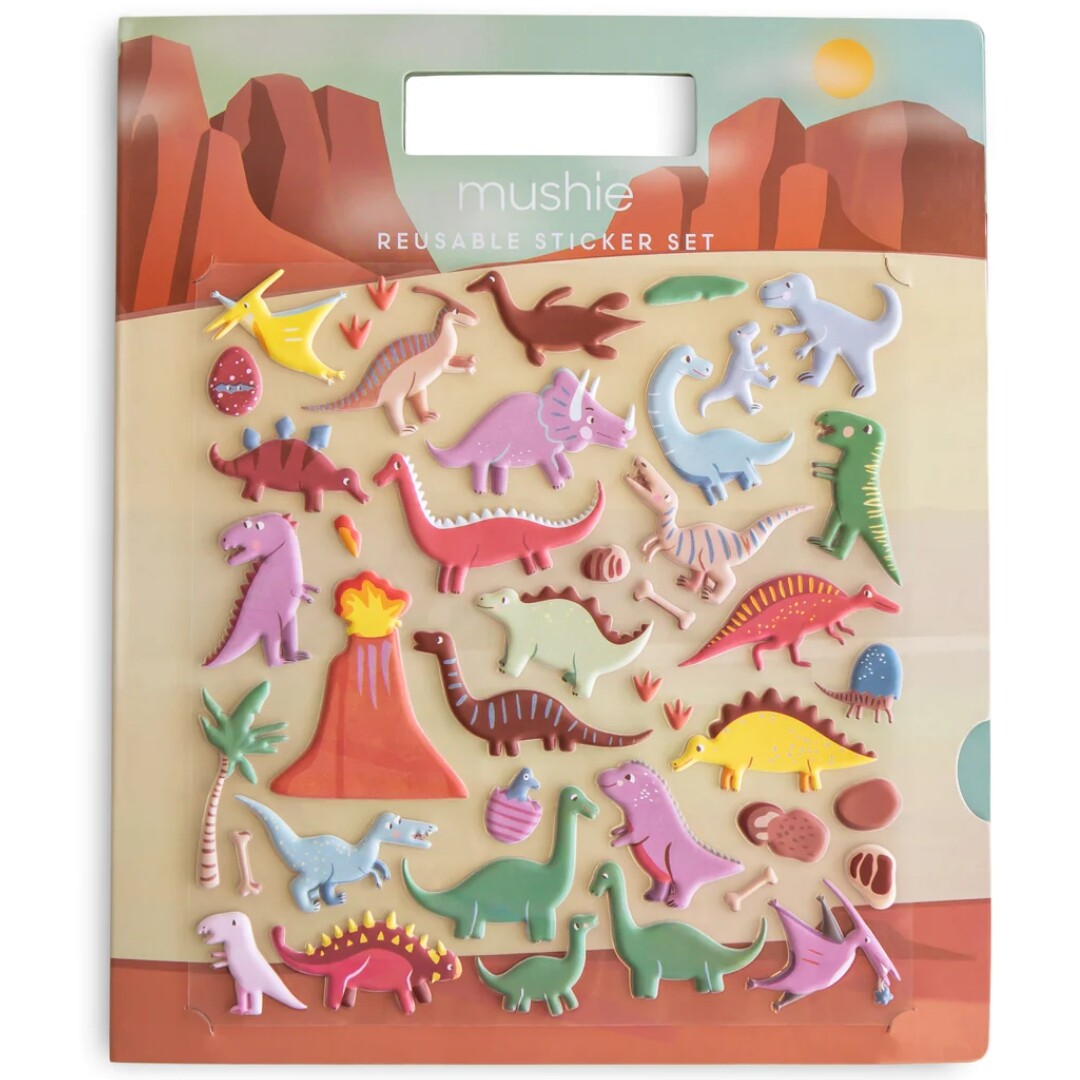 Mushie herbruikbare sticker set met diverse kleurrijke dinosaurusstickers en een vulkaan op de verpakking.