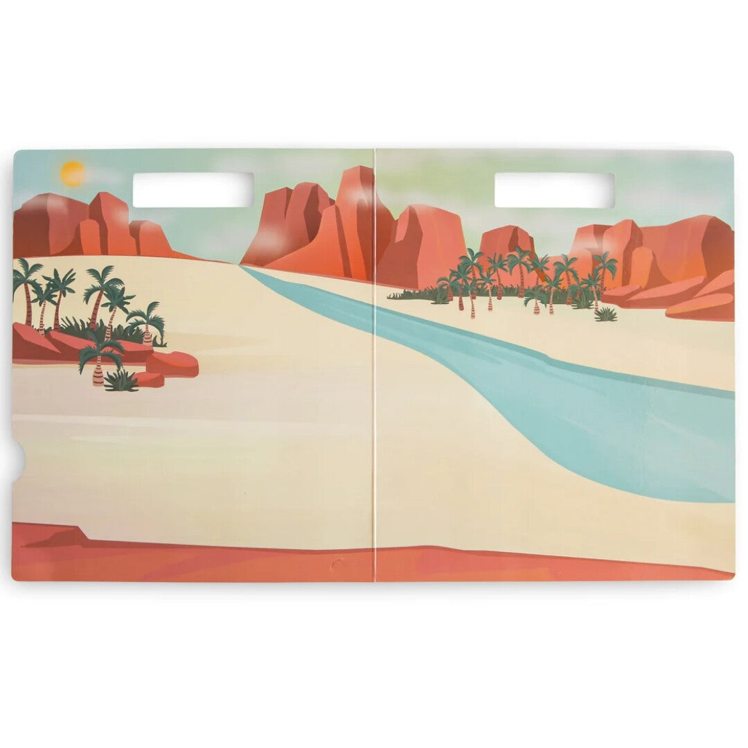 De opengeklapte achtergrond van de sticker set toont een prehistorisch landschap met bergen, een rivier en palmbomen.
