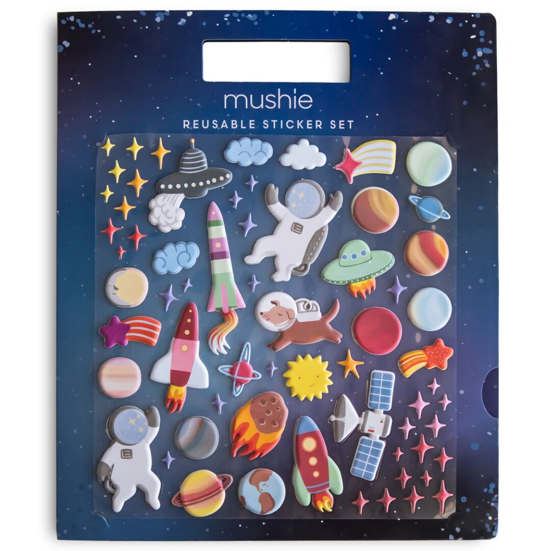 Mushie herbruikbare 3D stickers met ruimtevaartthema op de verpakking.