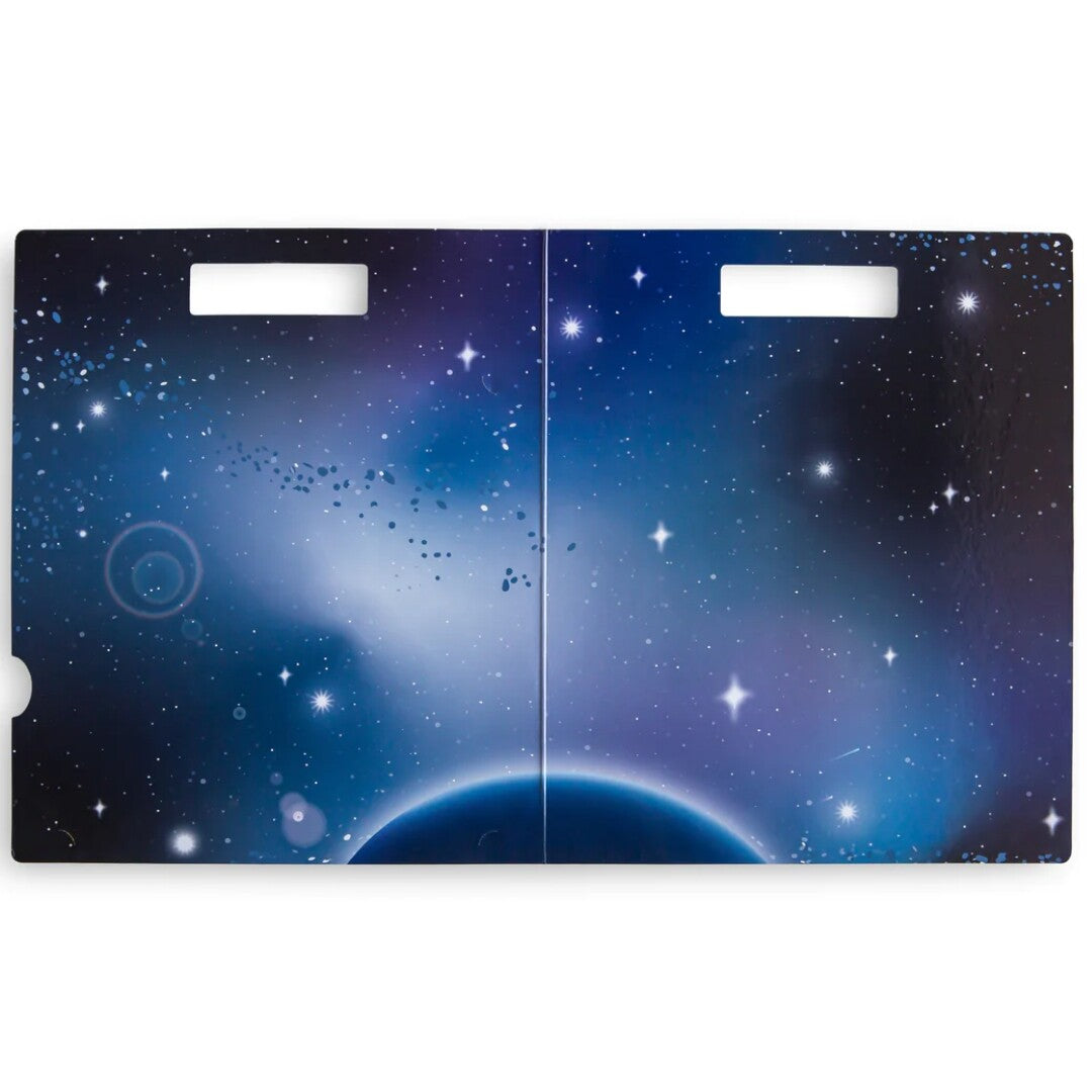 De achterkant van de Mushie herbruikbare 3D stickers, een uitklapbare achtergrond met ruimtevaartthema.