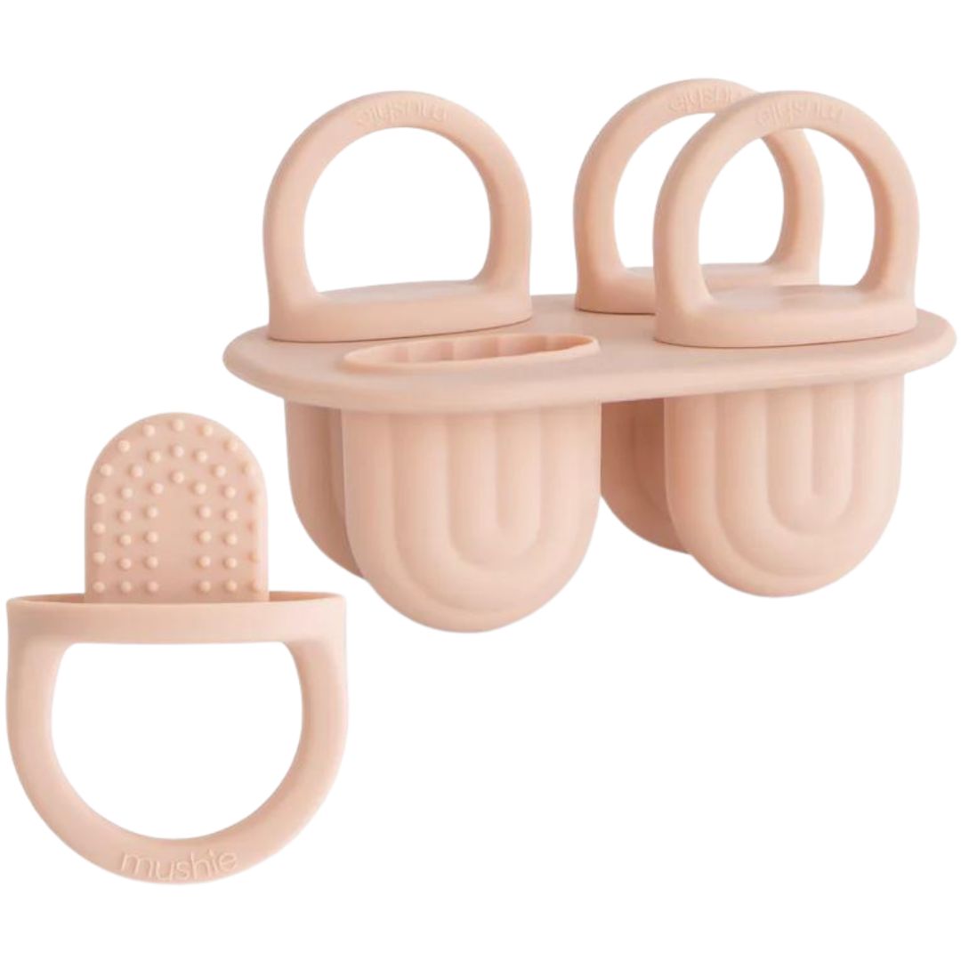 Roze mushie ijsvormen set voor baby's met twee ijslollyvormen en een fruitfopspeen.