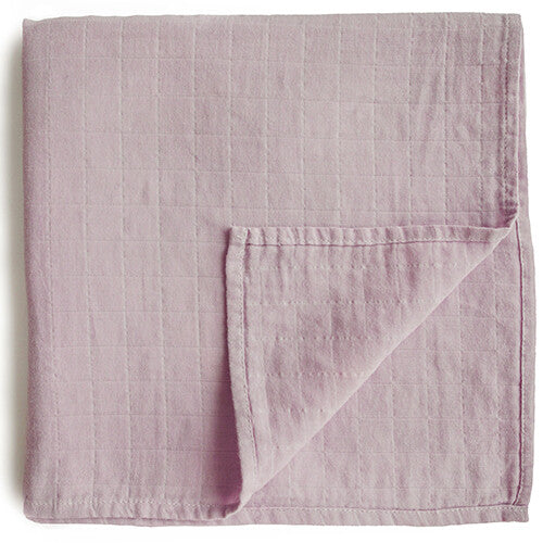 Mushie inbakerdoek in zacht mauve, gevouwen met een subtiele textuur.