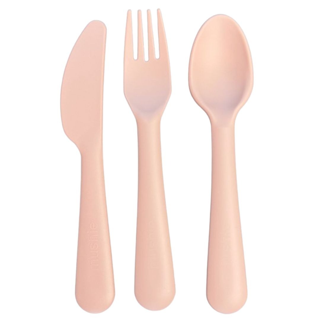 Mushie kinderbestek set met een roze mes, vork en lepel.