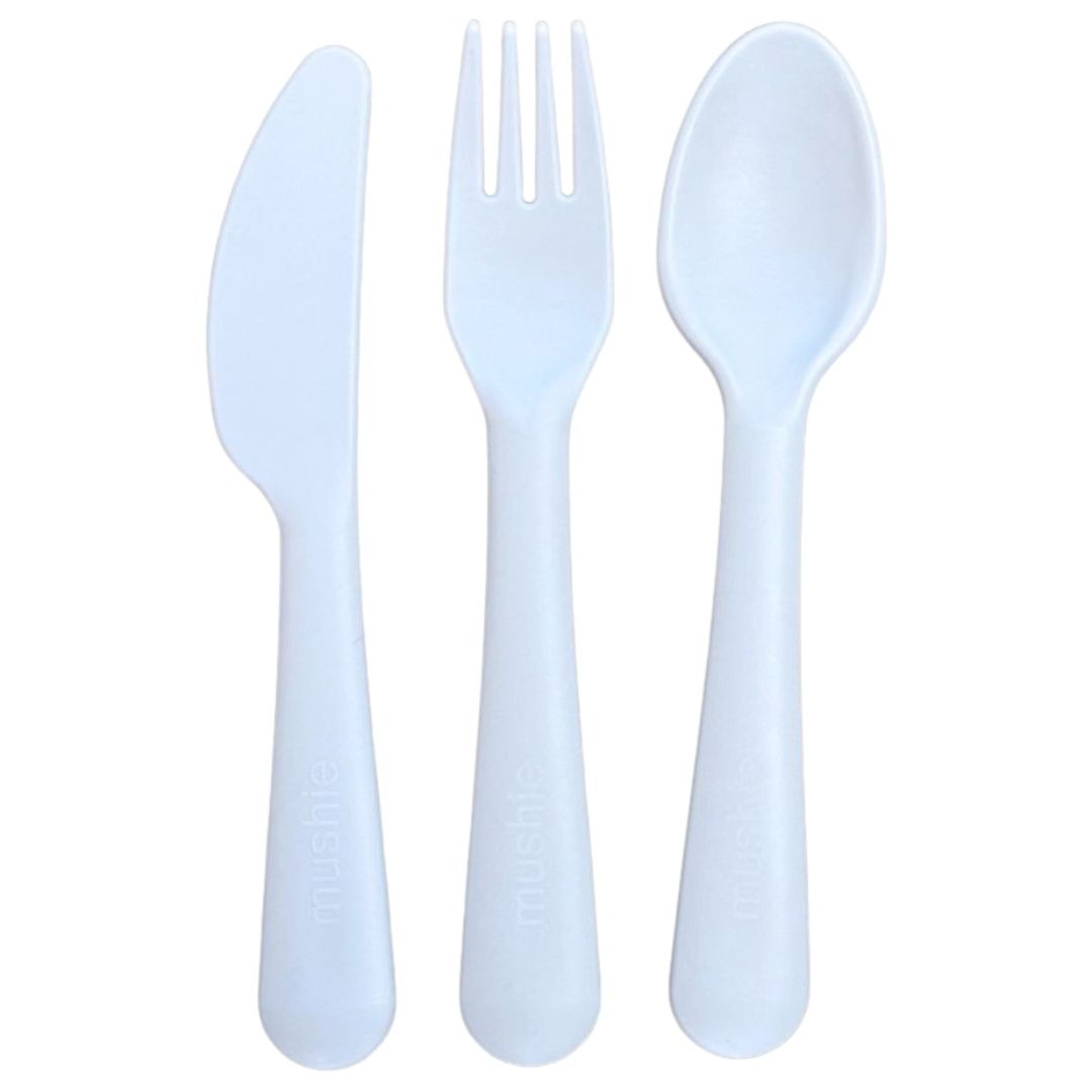 Mushie kinderbestek set met een lichtblauw mes, vork en lepel.