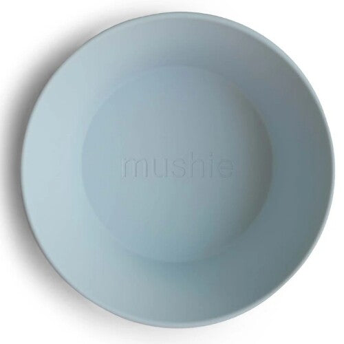 Een mushie kinderkom in poederblauw, van bovenaf gezien met merknaam.