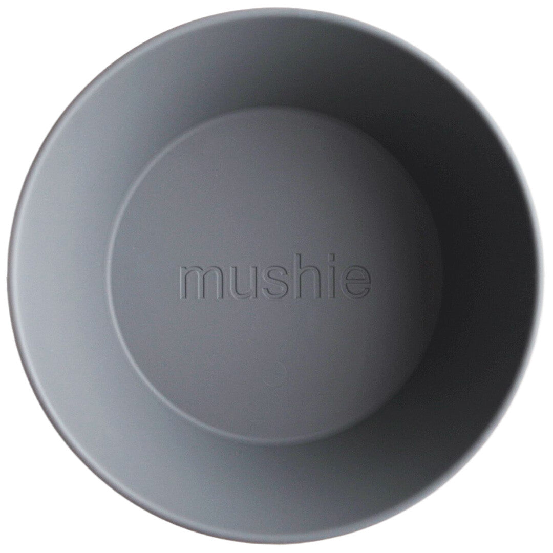 Bovenaanzicht van een mushie kinderkom met het merklogo op de bodem.