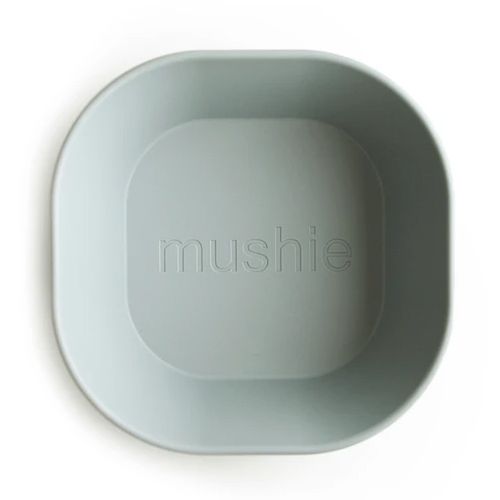 Bovenaanzicht van een mushie vierkante kinderkom in de kleur sage met logo.