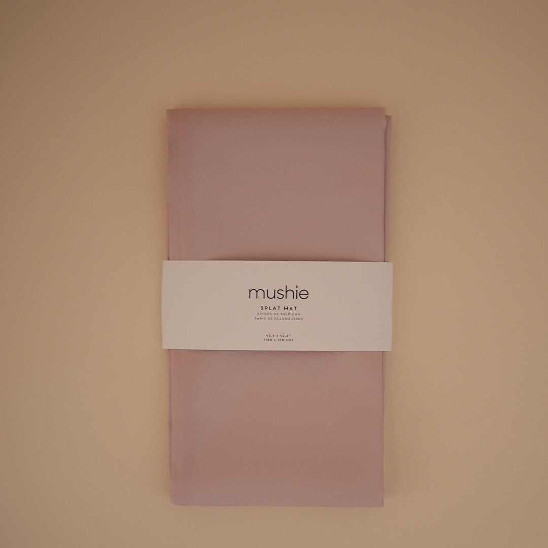 Verpakking van de mushie knoeimat in de kleur blush.