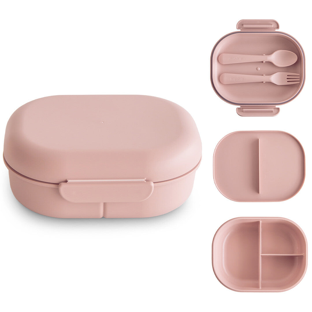 Mushie roze lunchbox met bestek, gesloten en opengemaakt met deksel en vakverdeling.