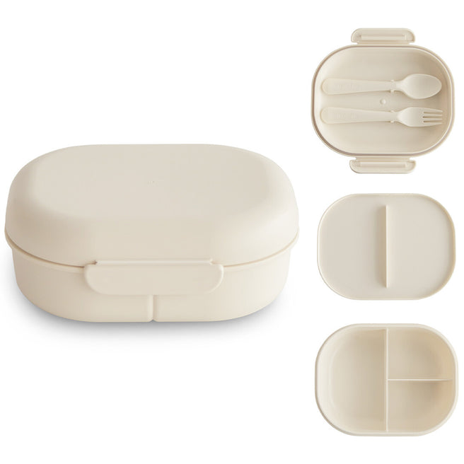 mushie lunchbox in ivoor met bestek en verdeelvakken, zowel gesloten als open getoond.