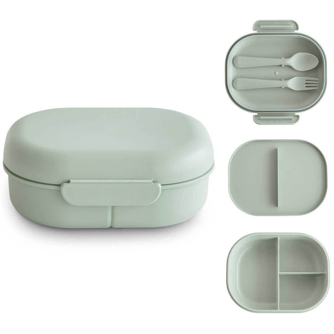 Mushie sage groene lunchbox met bestek en verschillende indelingen.
