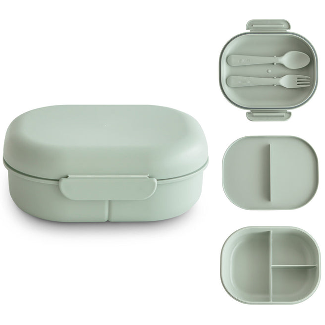 Mushie sage groene lunchbox met bestek en verschillende indelingen.