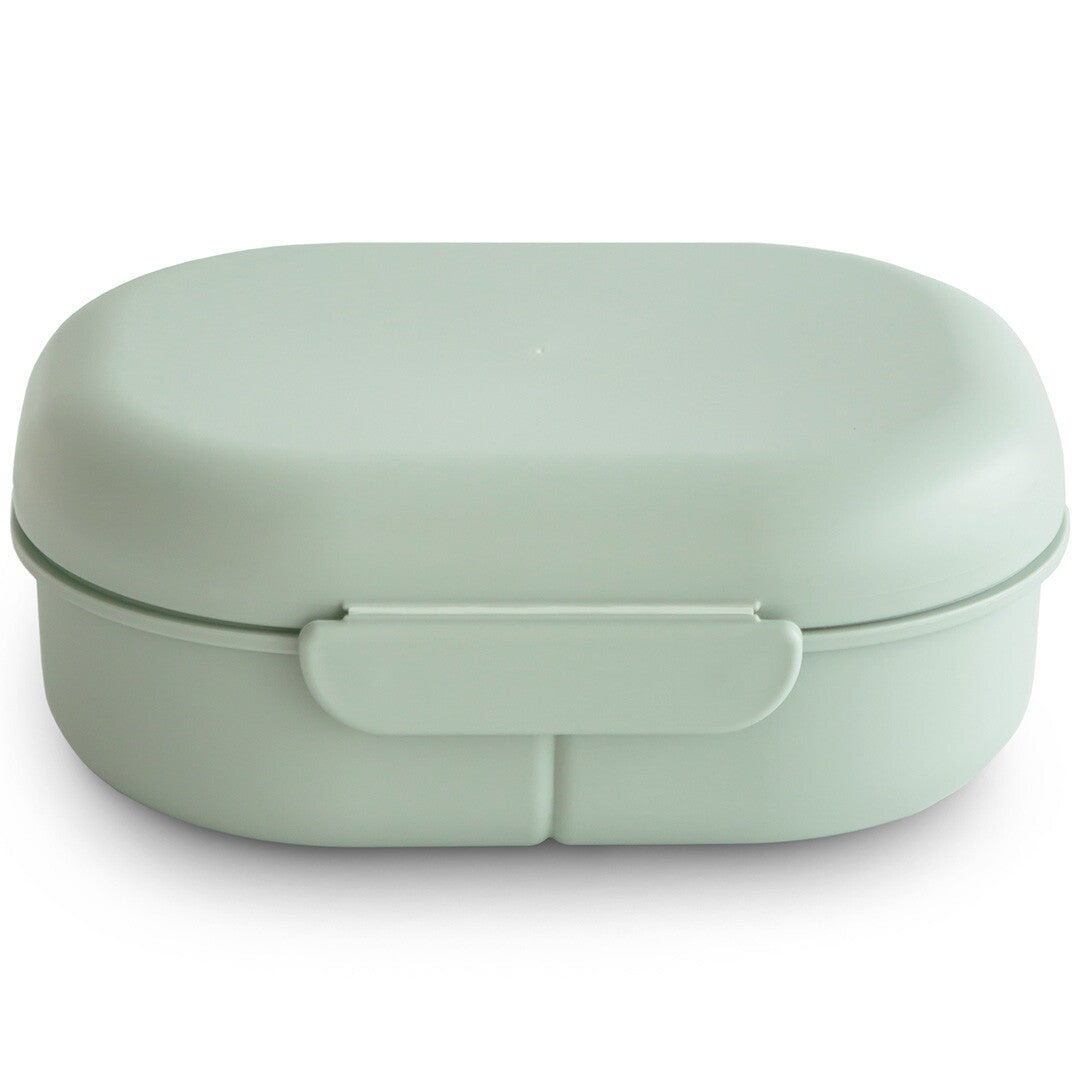 Mushie sage groene lunchbox gesloten.