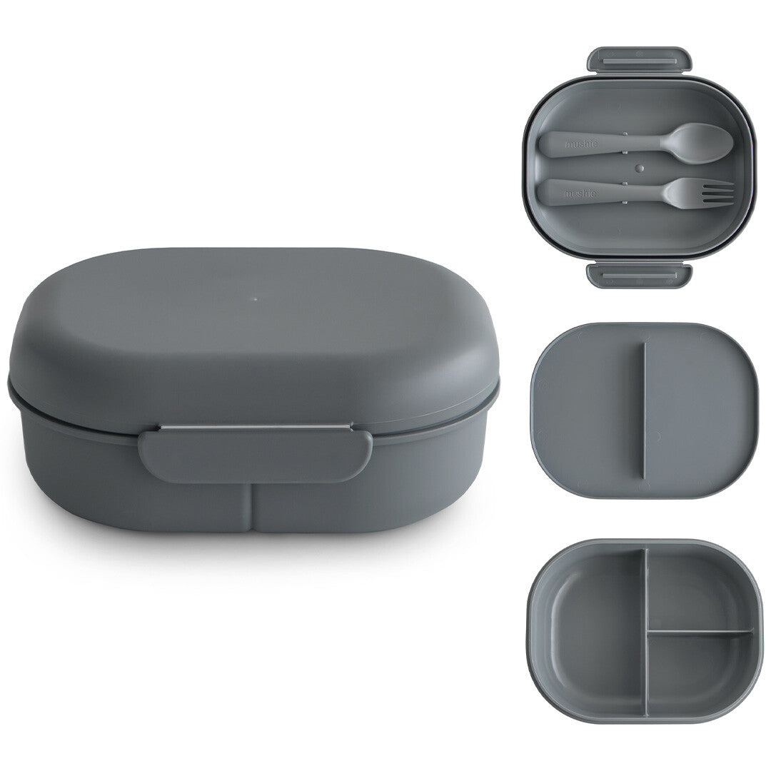 Mushie grijze lunchbox met bestek, gesloten en opengemaakt met de verschillende compartimenten.