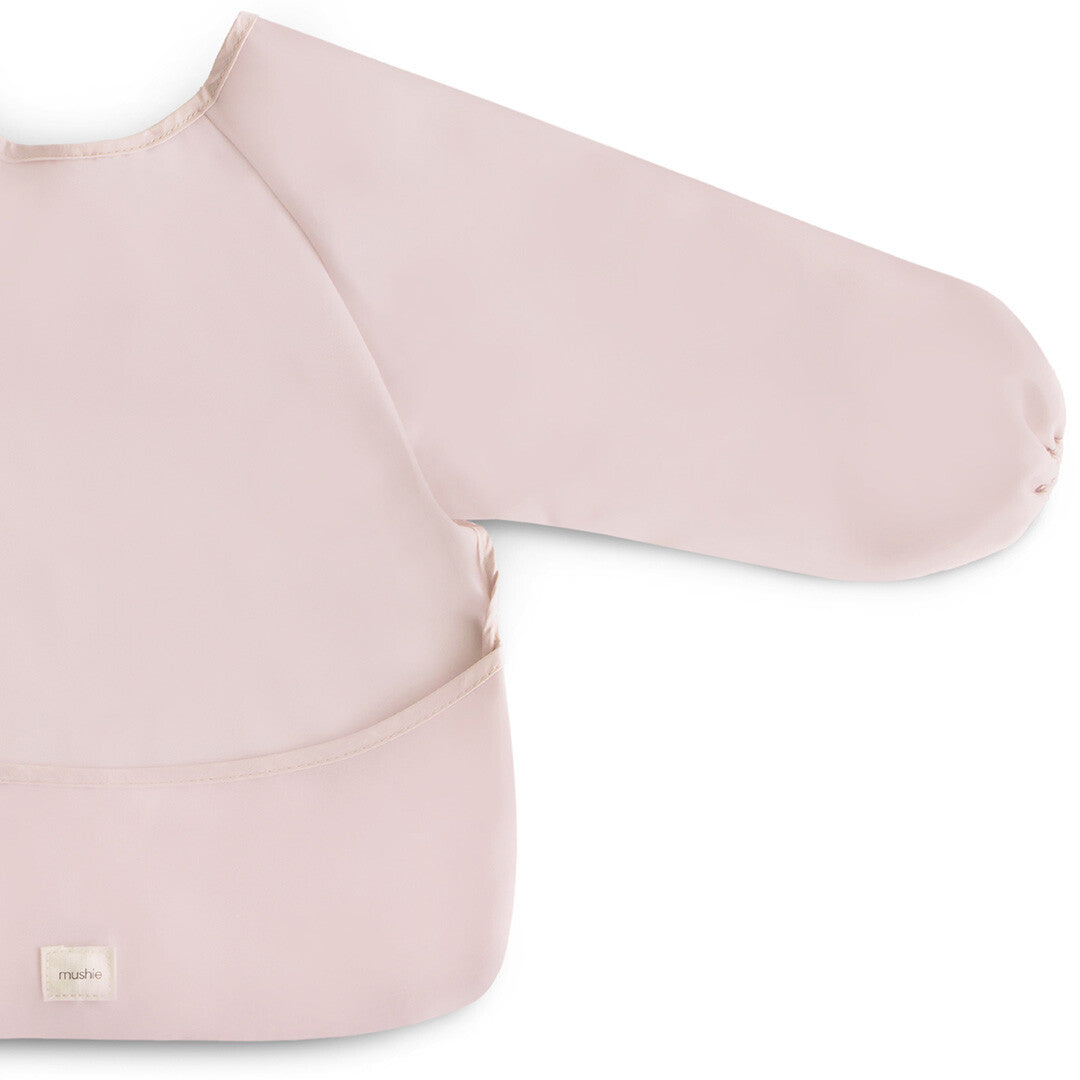 Detail van de mushie mouwslab in blush roze met lange mouw en merklabel.