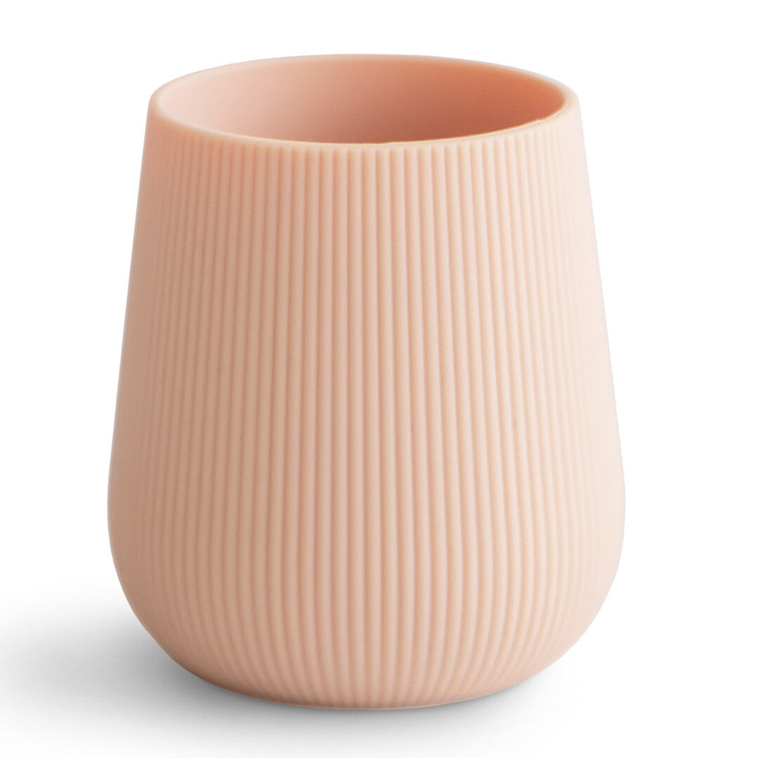 Mushie blush roze peuterbeker met ribbeltextuur.