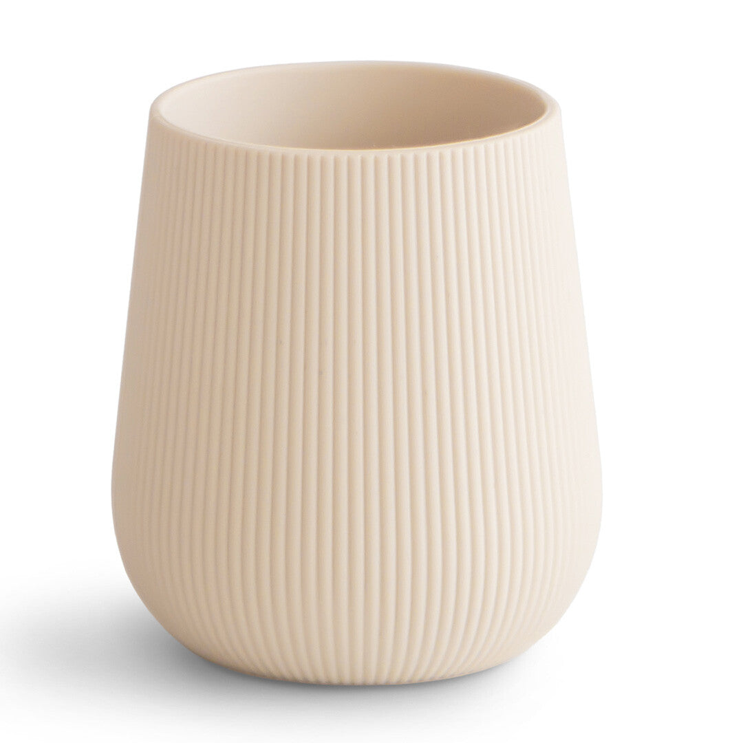 Mushie peuterbeker in de kleur shifting sand met verticale ribbels.
