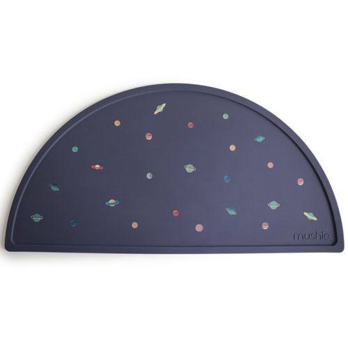 Mushie placemat met planeten en sterren op een donkerblauwe achtergrond.