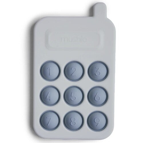 Mushie sensorische speelgoedtelefoon voor baby's in lichtgrijs met donkergrijze cijfertoetsen.